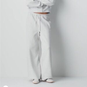 Aritzia Women's grey cozy sweat fleece mega flutter sweat pants